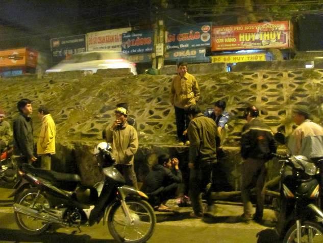 Hơn 23h đêm nhưng người lao động ngoại tỉnh vẫn đứng chờ việc ở chợ người đường Bưởi